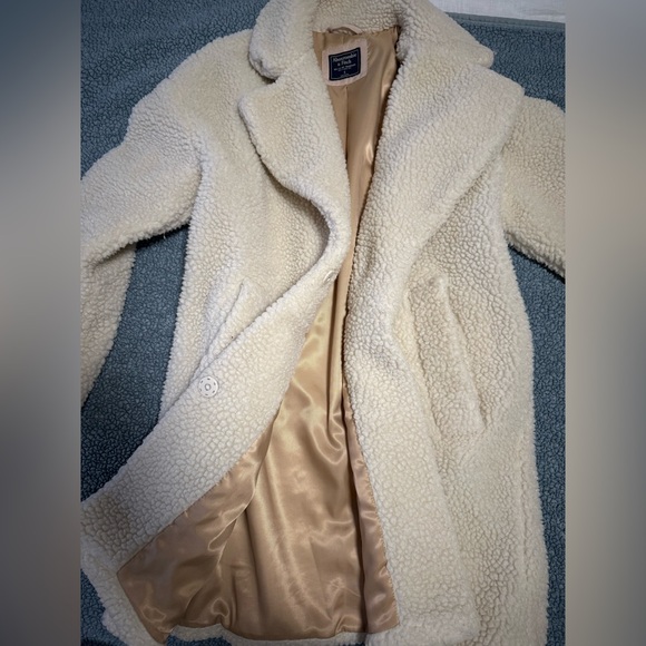Small cream Abercrombie and Fitch shearling coat - Picture 2 of 5